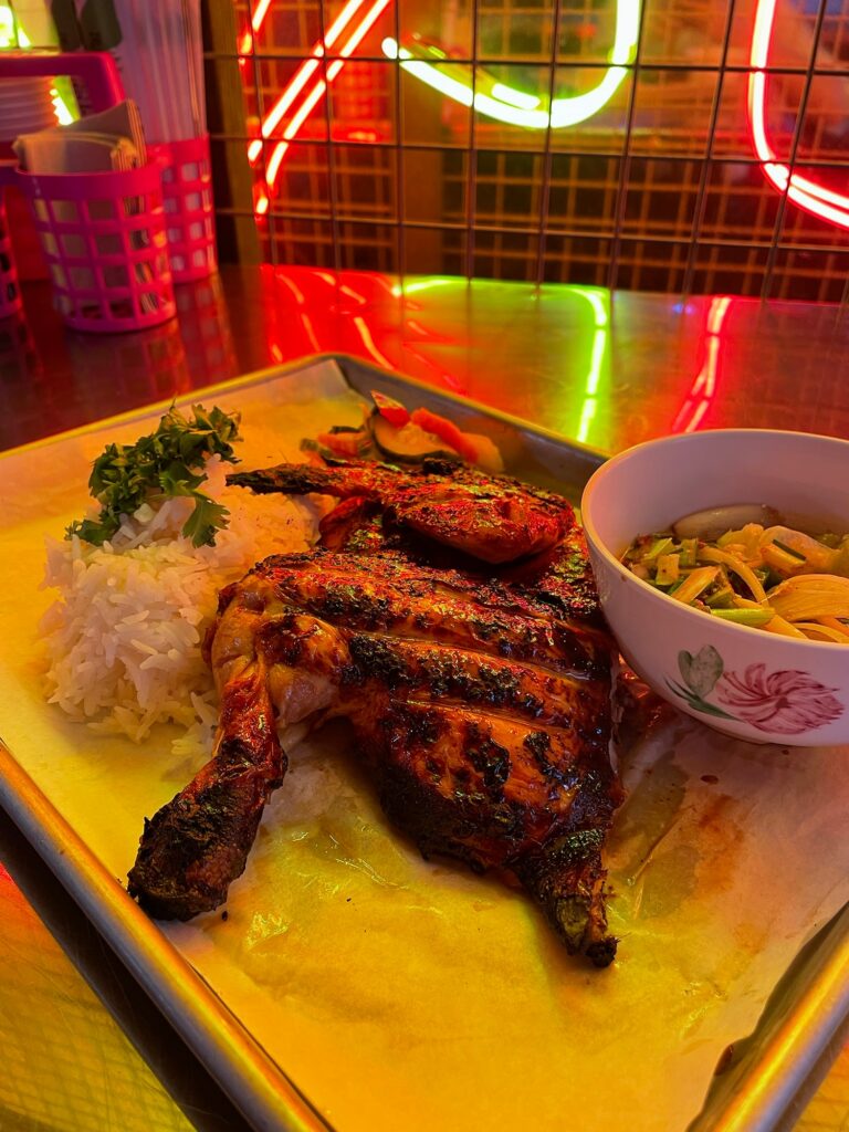 nouvelle recette de poulet Inasal, spécialité des philippines au restaurant street bangkok Roast Club un demi-poulet rôti servi avec du riz