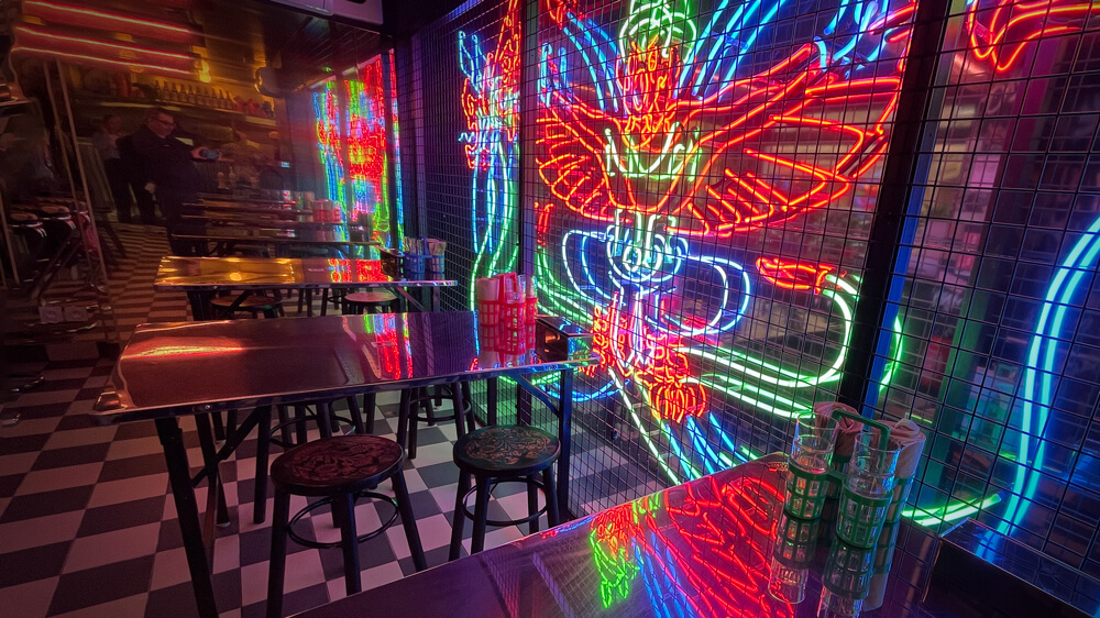 restaurant street bangkok de levallois perret décoré avec un néon lumineux